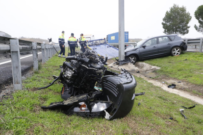 Vista del motor del vehículo accidentado ayer, que se desprendió a causa del impacto contra una señal en la autovía. 