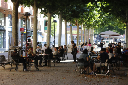 El Eix Comercial, ayer por la tarde con compradores y peatones ataviados en su mayoría con mascarillas. 