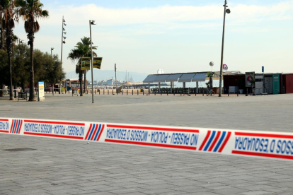 La plaça de Mar acordonada després que es trobés un artefacte explosiu a la platja de San Sebastià de Barcelona a principis de setmana.