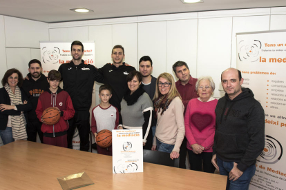 Fernando Sierra y Juan Oliva visitaron ayer el Col·legi de Mediació, que colabora con el club.
