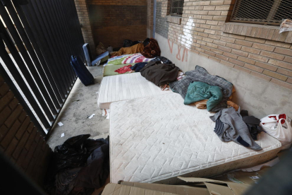 Matalassos i roba en una zona del carrer Palau on solen dormir diverses persones.