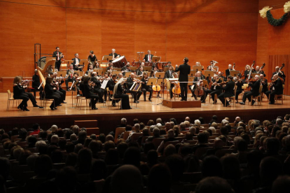 L’Orquestra Simfònica del Vallès va posar la música ahir al Festival de Valsos i Danses, l’últim concert de l’any a l’Auditori de Lleida.