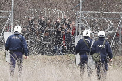 Imagen de una actuación policial griega en la frontera con Turquía.