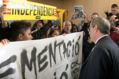 Varios miembros de los CDR de Sabadell se enfrentaron al president de la Generalitat, Quim Torra.