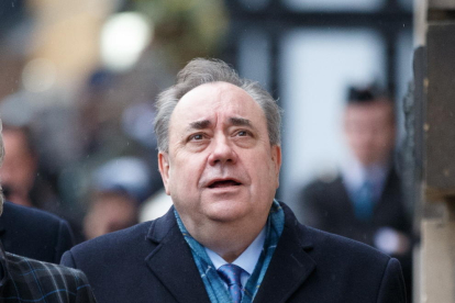 El ex ministro principal de Escocia, Alex Salmond, a su salida del juzgado.