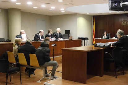 El matrimonio y el tercer acusado, ayer en el banquillo de la Audiencia de Lleida. 