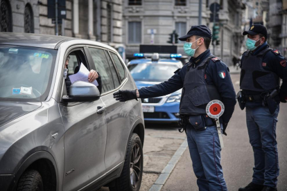 Control de la policia italiana a un vehicle, ahir. Els agents, amb mascareta, guarden les distàncies.