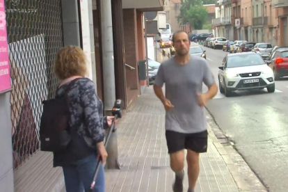  Xavier Novell con ropa de deporte ayer por la mañana en las calles de Manresa.
