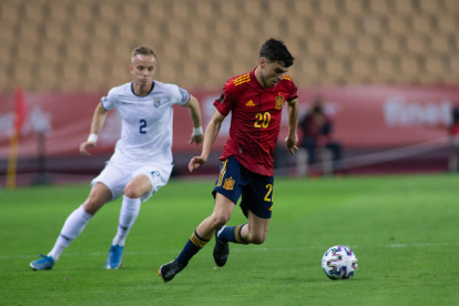 Sergio Busquets lluita una pilota amb el centrecampista de Kosovo Bersant Celina.