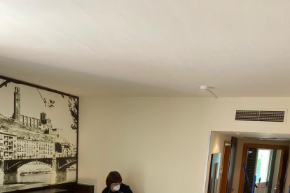Imatge d’arxiu de preparació d’habitacions de l’hotel Nastasi per a malalts de Covid el mes de març passat.