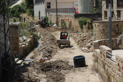 Las obras que se ejecutan en Vinaixa para reponer conducciones dañadas por la riada del pasado mes de octubre.