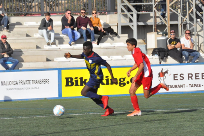 Ousmane Doumbia, de l’Atlètic Segre, perseguit per un rival de la selecció de les Balears.
