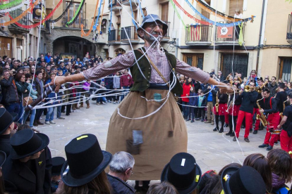 El Bonic y la Bonica escenificando el tradicional ‘ball pla’ en la plaza del Pati antes de dar inicio a la rúa. 