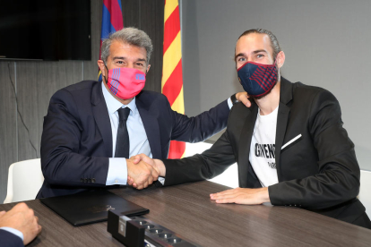 Joan Laporta i Òscar Mingueza, en la firma del nou contracte del jugador blaugrana.