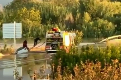 Rescatan un conductor de la riada entre Lleida y Albatàrrec