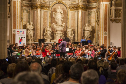 L’Orquestra Infantil de les Terres de Lleida durant el concert, ahir al Paranimf de Cervera.