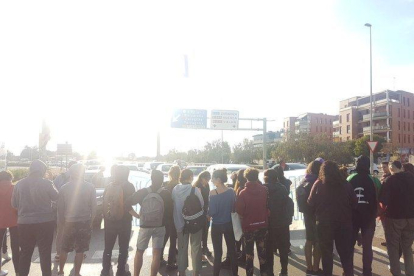 Estudiantes cortan la rotonda de la LL-11 en Lleida ciudad