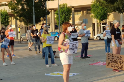 Concentración ayer ante la Paeria para reivindicar el derecho a la movilización.