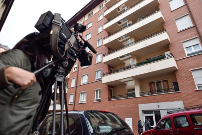 Una cámara graba el edificio donde sucedió el asesinato.