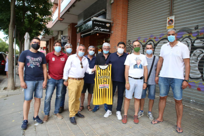 Membres de la junta i algun soci posen al costat de Jordi Mauri després de l’assemblea en la qual va anunciar la seua marxa del club.