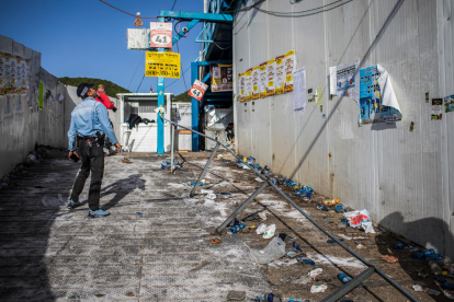 Varias de las víctimas mortales yacen tapadas junto a los servicios de rescate en la zona de la estampida.