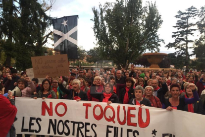 Unes 200 persones, la majoria dones, protesten a Lleida contra la repressió policial
