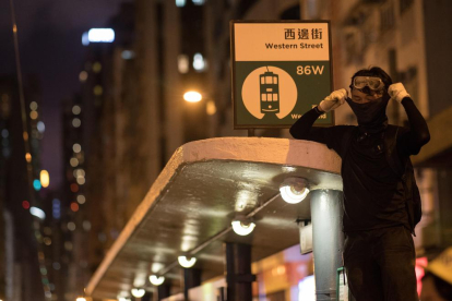 Una banda armada ataca manifestants al metro de Hong Kong