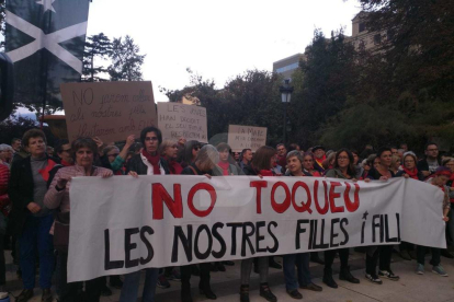 Unes 200 persones, la majoria dones, protesten a Lleida contra la repressió policial