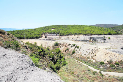 Escombreras y edificios semiderruidos en los terrenos de la antigua explotación minera. 