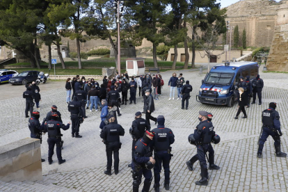 Los Mossos evitan que un grupo de antifascistas boicoteen un acto de Vox en la Seu Vella de Lleida