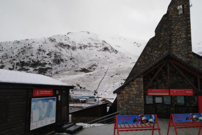 L’estació, propietat de la Generalitat, va fer públiques ahir fotos de neu al seu domini esquiable.