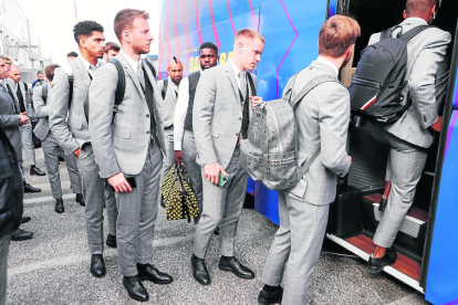 Jugadores del Barcelona suben al autobús ayer, durante el desplazamiento a Nápoles.