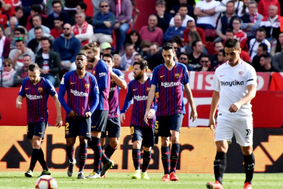 Leo Messi, capitán de los azulgranas y autor de tres de los cuatro tantos frente al Sevilla, trata de driblar al defensa local Simon Kjaer.