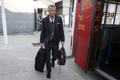 Jugadors del Barcelona pugen a l’autobús ahir, durant el desplaçament a Nàpols.
