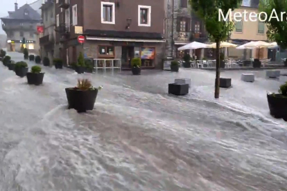 El Passeig dera Libertat de Vielha, inundat.