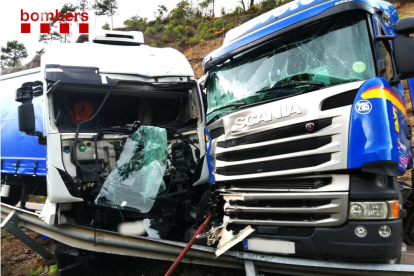Vista de los dos camiones implicados ayer en el accidente. 