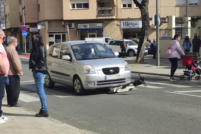 Imatge del cotxe i el patinet a l’avinguda d’Artesa.