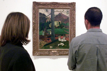 Dos personas observan el ‘Mata Mua’ de Paul Gauguin.