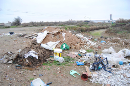 L’abocador irregular de Golmés, al peu d’un camí paral·lel a la via del tren.