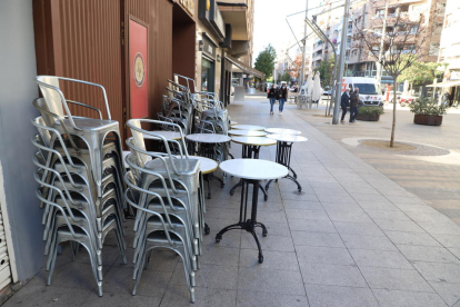 Imatge de cadires apilades d’una cafeteria tancada el passat dia 16 per les restriccions sanitàries.