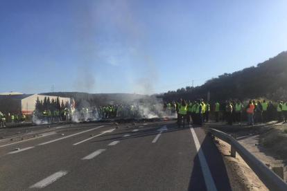 Un grup d’agricultors, ahir, tallant la carretera A-306 a la localitat de Pocuna, Jaén.