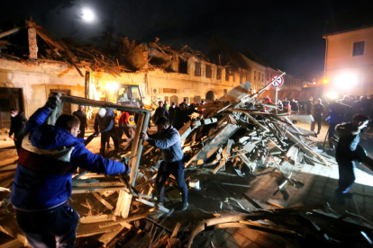 Al menos cinco muertos, numerosos heridos y edificios hundidos por un fuerte terremoto en Croacia