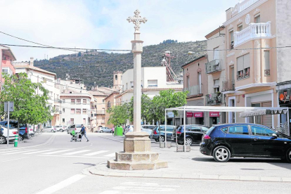 La nova creu instal·lada a la plaça de la Creu de Torà.