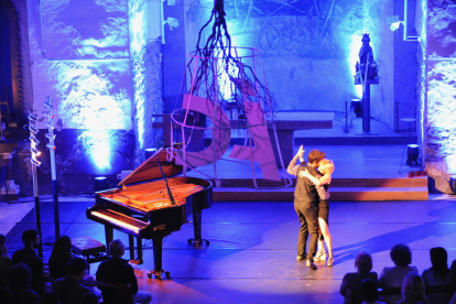 Marco Mezquida y Sol Picó, ayer en plena ‘Cita a cegues’ en el espectáculo inaugural del Dansàneu.