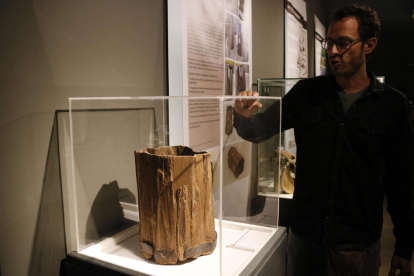 El director del museu, David Castellana, amb el cubell de fusta que es va trobar el 2017 al pou.