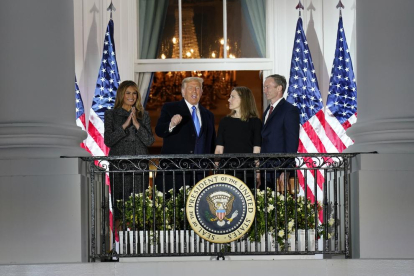 Melania y Donald Trump junto a Amy Barrett y su esposo.