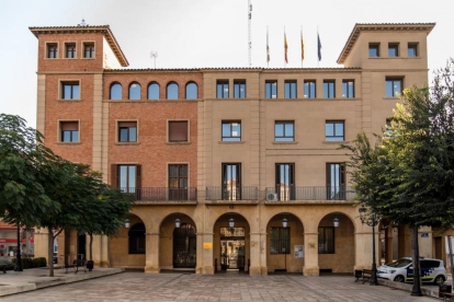 Una dona passeja amb dos gossos per la plaça Blas Infante, dimarts passat.