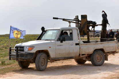 Milicianos del FSD toman posiciones en Baghuz.