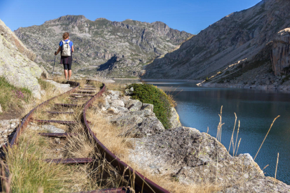 Un excursionista recorre el trazado del Carrilet de la Vall Fosca. 