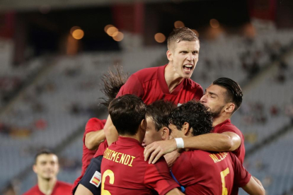 Los jugadores española celebran uno de los cinco goles que marcaron ayer a Costa de Marfil.